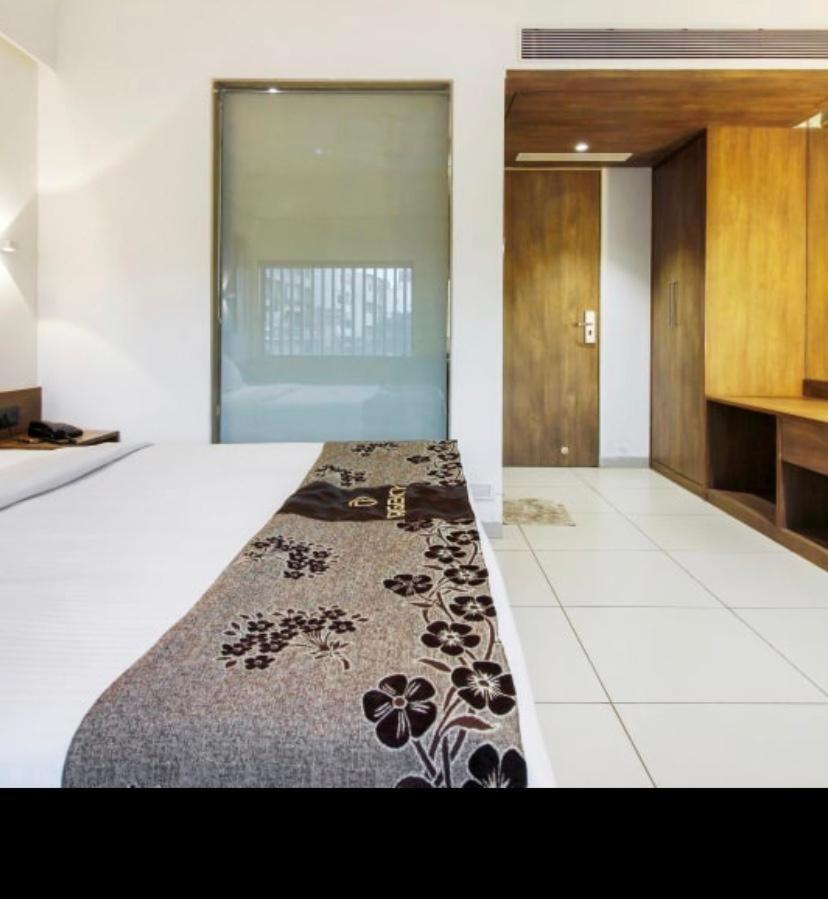 Hotel Regency Surat Exterior foto