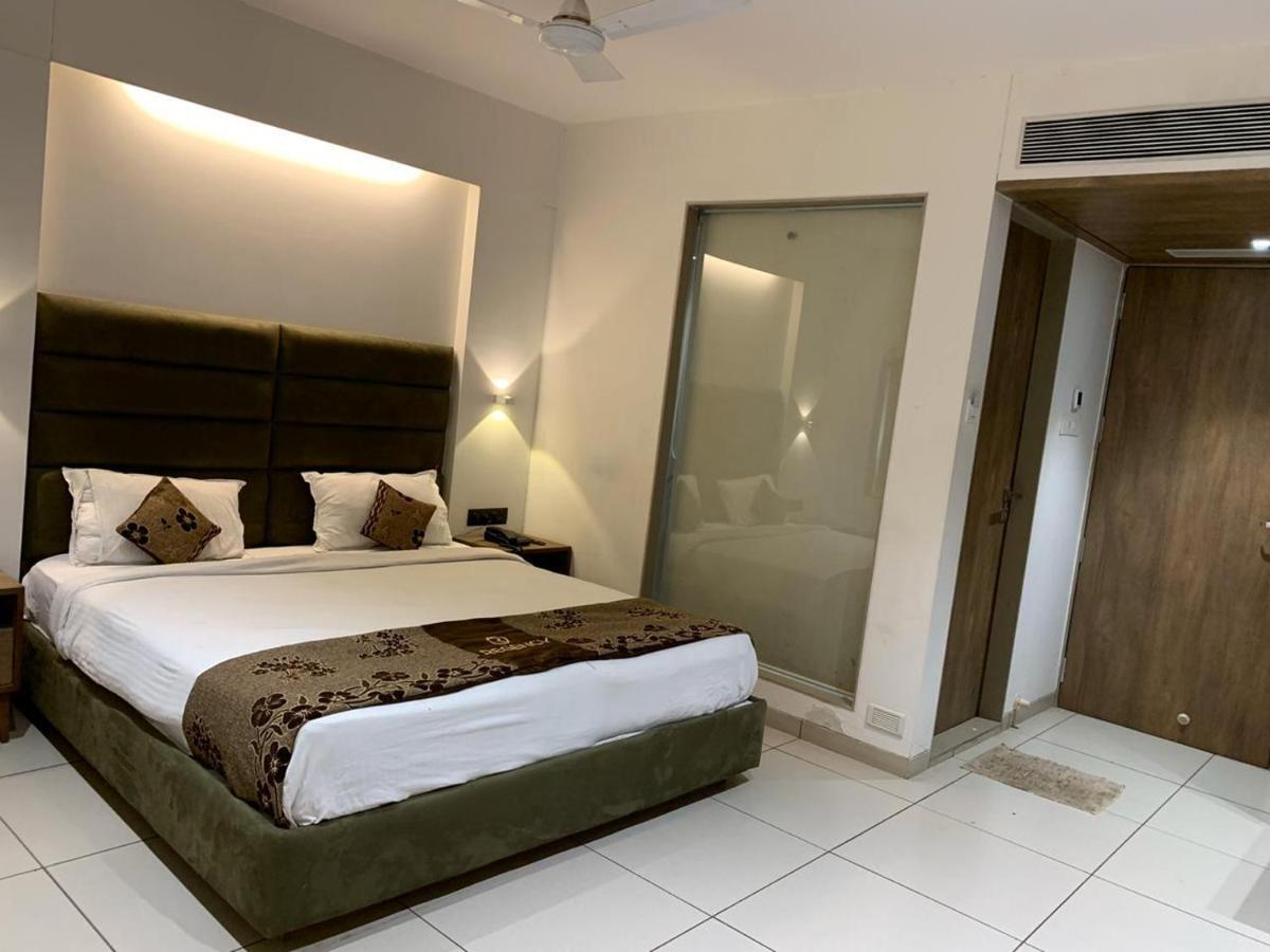 Hotel Regency Surat Exterior foto
