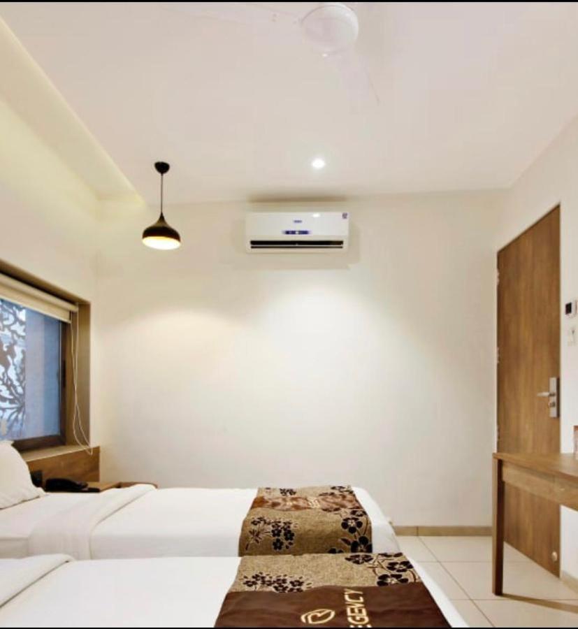 Hotel Regency Surat Exterior foto