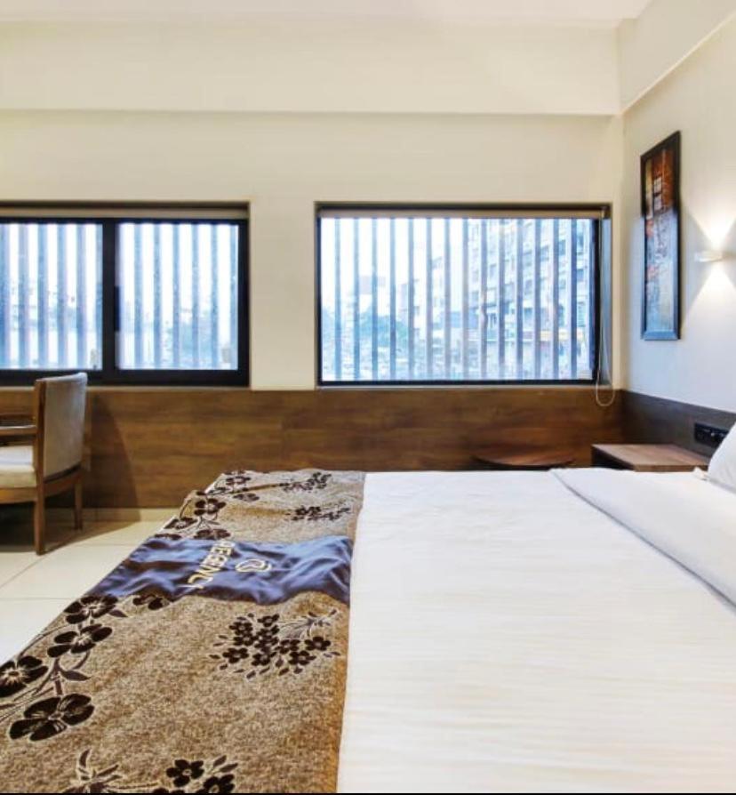 Hotel Regency Surat Exterior foto